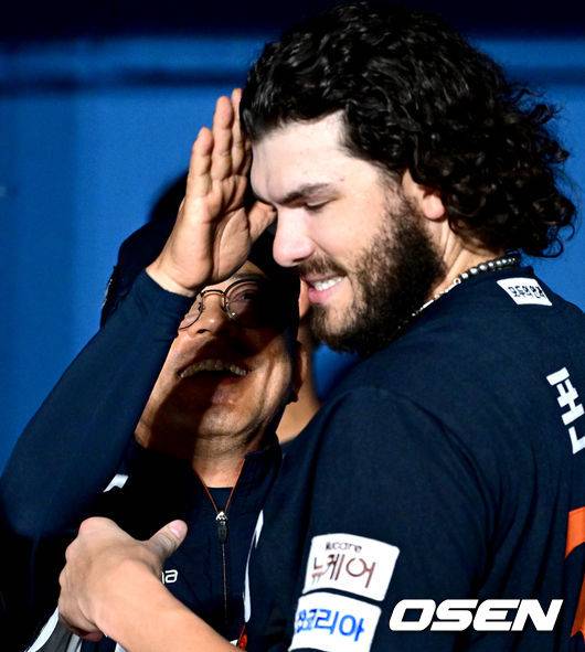 양상문 투수코치와 살갑게 인사 나누는 코디 폰세.