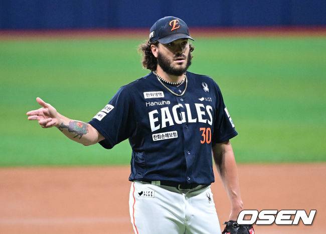 1회 투구 로케이션을 체크하는 폰세.