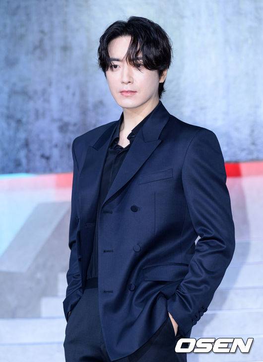 [OSEN=이대선 기자] 5일 서울 중구 앰배서더 서울 풀만 호텔 넷플릭스 시리즈 '광장' 제작발표회가 열렸다.스스로 아킬레스건을 자르고 광장 세계를 떠났던 ‘기준’이, 조직의 2인자였던 동생 ‘기석’의 죽음으로 11년 만에 돌아와 복수를 위해 그 배후를 파헤치는 느와르 액션이다.배우 이준혁이 포토타임을 가지고 있다. 2025.06.05 /sunday@osen.co.kr