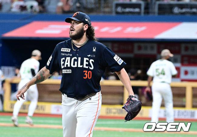 [OSEN=고척, 최규한 기자] 4일 서울 고척스카이돔에서 ‘2025 신한 SOL Bank KBO리그’ 키움 히어로즈와 한화 이글스의 경기가 열렸다.홈팀 키움은 라울 알칸타라, 방문팀 한화는 코디 폰세를 선발로 내세웠다.7회초 투구를 위해 한화 선발 폰세가 그라운드로 향하고 있다. 2025.07.04 / dreamer@osen.co.kr