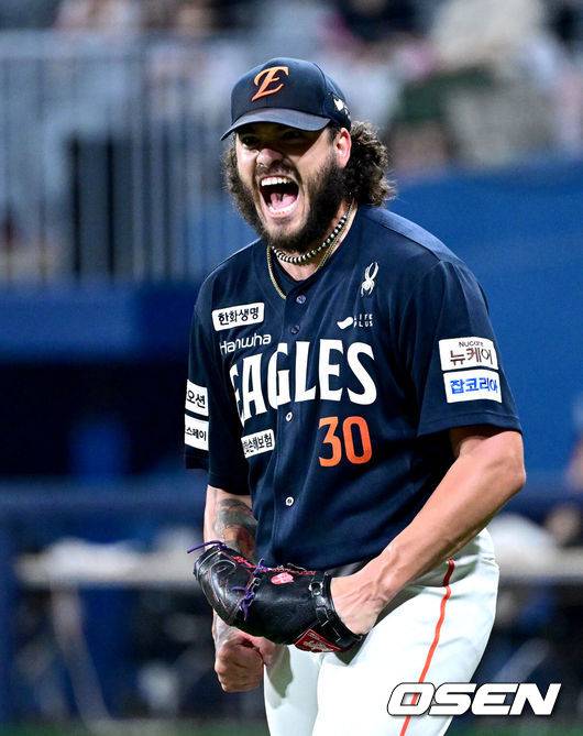 [OSEN=고척, 최규한 기자] 4일 서울 고척스카이돔에서 ‘2025 신한 SOL Bank KBO리그’ 키움 히어로즈와 한화 이글스의 경기가 열렸다.홈팀 키움은 라울 알칸타라, 방문팀 한화는 코디 폰세를 선발로 내세웠다.5회말 무사 1루 상황 키움 전태현의 번트 타구를 병살로 이끈 한화 선발 폰세가 포효하고 있다. 2025.07.04 / dreamer@osen.co.kr