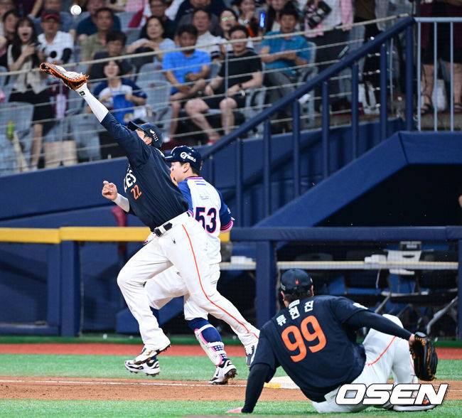 [OSEN=고척, 최규한 기자] 5일 서울 고척스카이돔에서 ‘2025 신한 SOL Bank KBO리그’ 키움 히어로즈와 한화 이글스의 경기가 열렸다.홈팀 키움은 라클란 웰스, 방문팀 한화는 류현진을 선발로 내세웠다.5회말 2사 만루 상황 키움 최주환의 내야 땅볼 때 타구를 잡은 한화 선발 류현진이 1루로 송구했지만 빗나가고 있다. 실책으로 기록. 2025.07.05 / dreamer@osen.co.kr