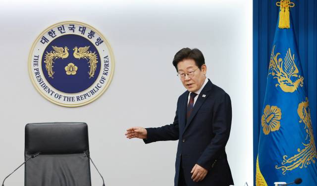 ▲이재명 대통령이 3일 서울 용산 대통령실 청사에서 열린 2차 수석보좌관회의에 입장하고 있다. ⓒ연합뉴스