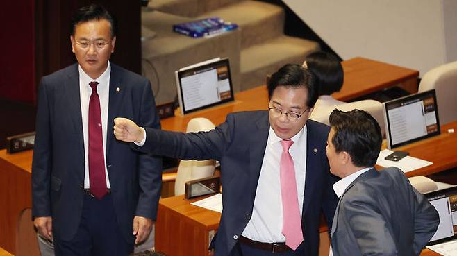 국회 본회의장에서 국민의힘 송언석 비상대책위원장 겸 원내대표가 우원식 국회의장과 본회의 개의 지연 관련 이야기를 나눈 뒤 자리로 향하며 의원들과 대화하고 있다.