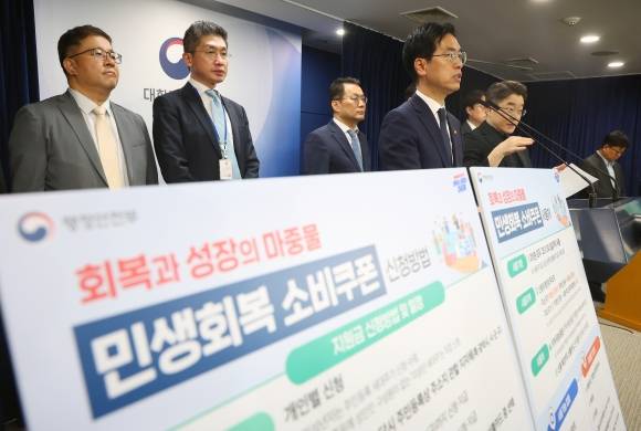 김민재 행정안전부장관 직무대행이 5일 정부서울청사 브리핑룸에서 민생회복 소비쿠폰 1차 지급계획을 발표하고 있다. 2025.7.5 연합뉴스