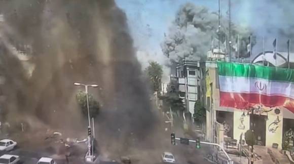 지난달 15일 이스라엘의 미사일이 이란 테헤란 타지리시에 떨어진 후 파편이 떨어지는 모습. 영상 캡처