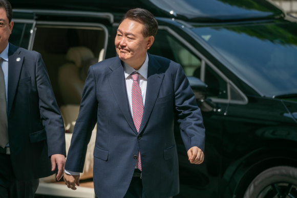 윤석열 전 대통령, 내란혐의 6차 공판 출석 - 윤석열 전 대통령이 9일 서울 서초구 서울중앙지방법원에서 열린 내란 우두머리 혐의·직권남용 권리행사 방해 혐의 사건 6차 공판에 출석하고 있다. 2025.6.9 사진공동취재단