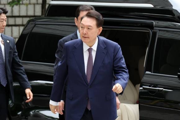 법원 도착한 윤석열 전 대통령 - 윤석열 전 대통령이 16일 서울 서초구 서울중앙지방법원에서 열린 내란 우두머리 혐의·직권남용 권리행사 방해 혐의 사건 7차 공판에 출석하고 있다. 윤 전 대통령의 법원 출석은 이재명 대통령의 ‘3대 특검’ 임명 후 처음이다. 2025.6.16 사진공동취재단