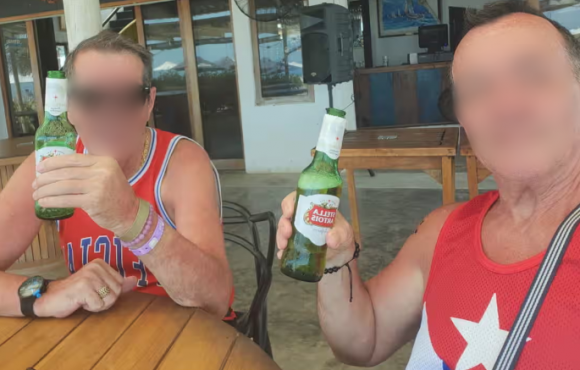 영국에서 60대 동성 커플이 숨진 채 발견된 사건과 관련해 콜롬비아 국적의 남성이 살인 혐의로 기소돼 재판을 받고 있다. 해당 남성은 피해자 중 한 명과 성관계 중이던 상황에서 범행을 저지른 것으로 알려져 더 큰 충격을 주고 있다. 사진은 앨버트 알폰소(62)와 그의 동반자인 폴 롱워스(71). 메트로폴리탄 경찰청