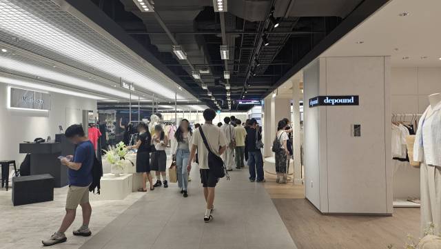 4일 문을 연 서울 소공동 롯데백화점 본점의 ‘키네틱 그라운드’에서 2030 내외국인들이 쇼핑하고 있다. 김지영 기자