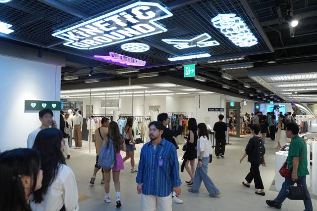 4일 문을 연 서울 소공동 롯데백화점 본점의 ‘키네틱 그라운드’에서 2030 내외국인들이 쇼핑하고 있다. 사진 제공=롯데백화점