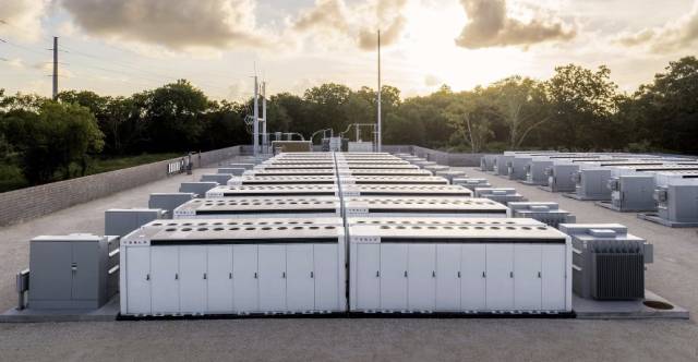 테슬라 ESS의 일종인 메가팩. 테슬라 홈페이지 캡처