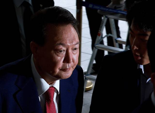 윤석열 전 대통령이 5일 내란 특검의 2차 조사를 받기 위해 조은석 특별검사팀 사무실이 있는 서울 서초구 서울고검에 출석하고 있다. 연합뉴스