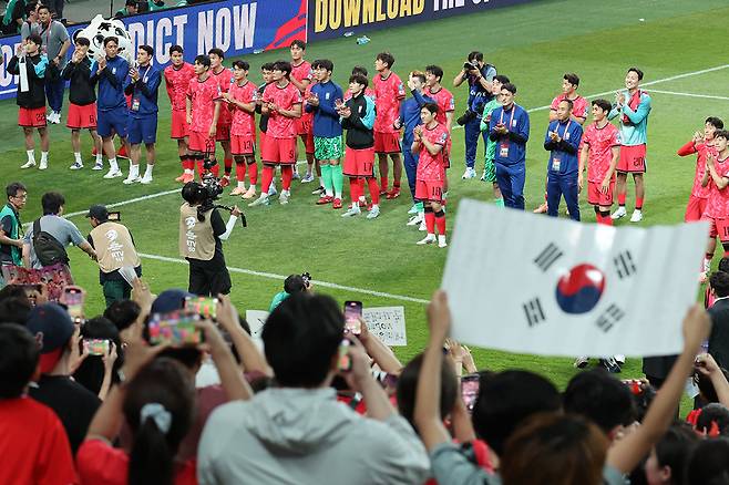 6월10일 한국 축구 국가대표팀 선수들이 11회 연속 월드컵 본선 진출 축하 행사에서 박수를 치고 있다. ⓒ연합뉴스