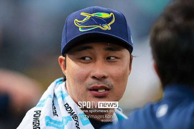 ▲ 김하성이 탬파베이 레이스 이적 후 첫 경기이자 320일 만의 메이저리그 복귀전에서 안타를 치고 도루를 기록했다. 단 두 번째 도루 과정에서 오른쪽 종아리에 쥐가 나 7회말 대수비로 교체됐다.