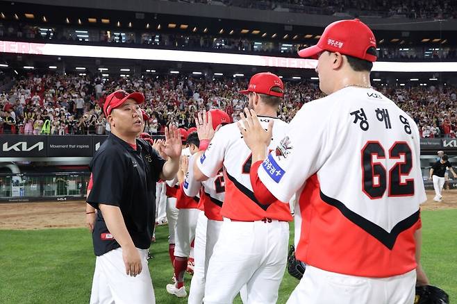 ▲ 4일 광주 롯데전에서 7-5로 이기고 2위권과 경기 차를 반 경기까지 좁힌 KIA ⓒKIA타이거즈
