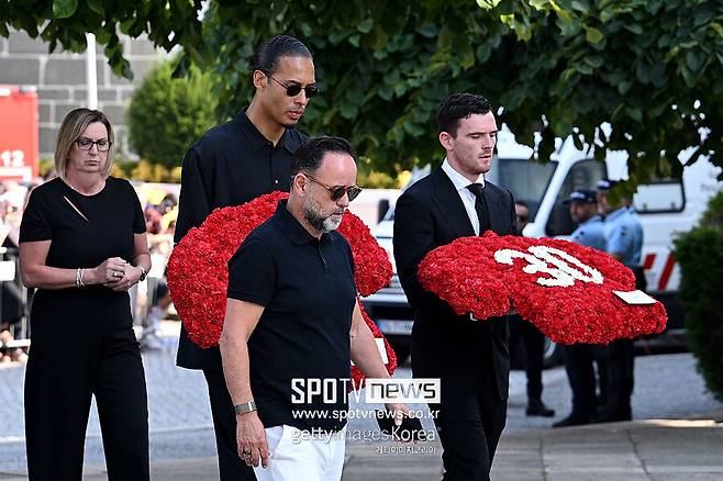 ▲ BBC에 따르면 조타 형제가 탑승한 차량은 다른 차량을 추월하다 타이어 파열로 고속도로에서 이탈했다. 차량은 빠르게 불길에 휩싸였고 둘은 현지시간 3일 오전 0시 30분을 기해 숨을 거뒀다.