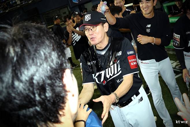 이강철(오른쪽) KT 위즈 감독이 4일 잠실 두산전에서 감독 500승 달성에 성공한 뒤 물세례를 받고 있다. /사진=KT 위즈 제공