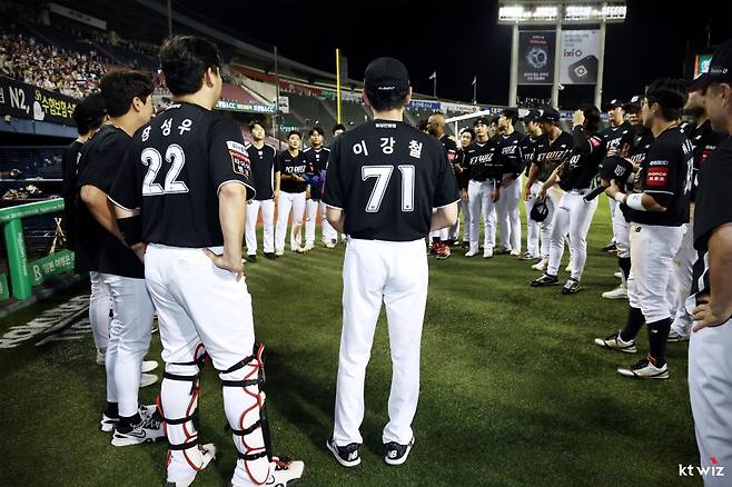 이강철(오른쪽) KT 위즈 감독이 4일 잠실 두산전에서 감독 500승 달성에 성공한 뒤 선수단에 감사의 뜻을 전하고 있다. /사진=KT 위즈 제공