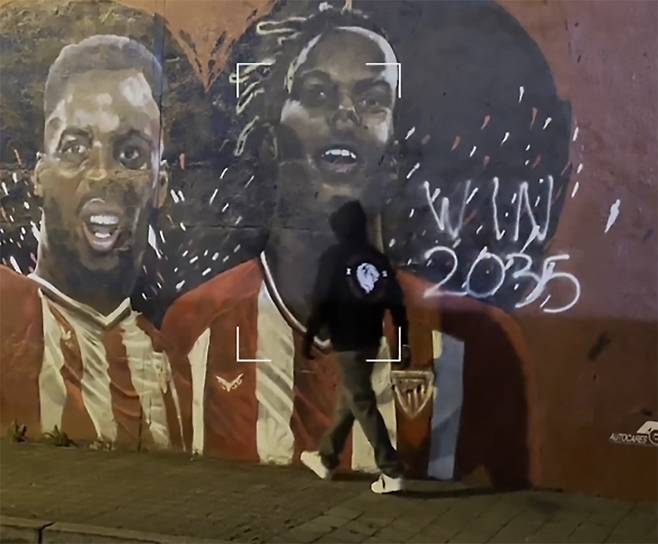 니코 윌리엄스가 자신의 얼굴이 그려진 벽화에 'WIN 2035'를 적으며 10년 재계약 소식을 밝힌 영상. 바르셀로나 이적이 임박했을 당시 빌바오 팬들은 니코 윌리엄스의 얼굴을 두 차례나 훼손한 바 있다. /사진=아틀레틱 클루브 SNS 캡처