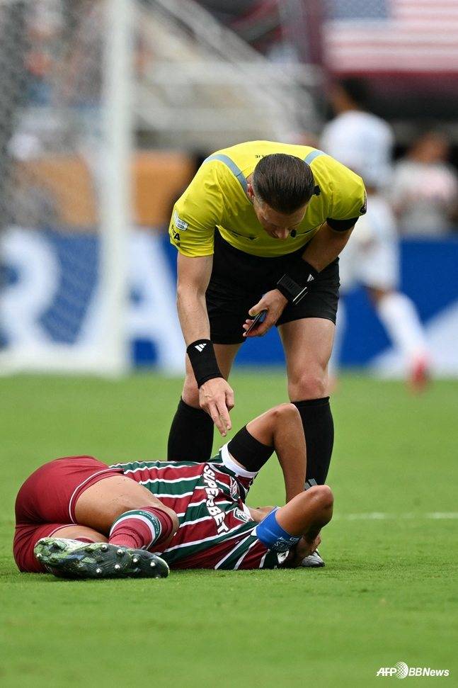 오전 4시(한국시간) 미국 플로리다주 올랜도의 캠핑 월드 스타디움에서 열린 2025 국제축구연맹(FIFA) 클럽월드컵 8강 경기 중 티아고 실바(왼쪽)가 코를 맞고 쓰러져 고통스러워하고 있다. /AFPBBNews=뉴스1