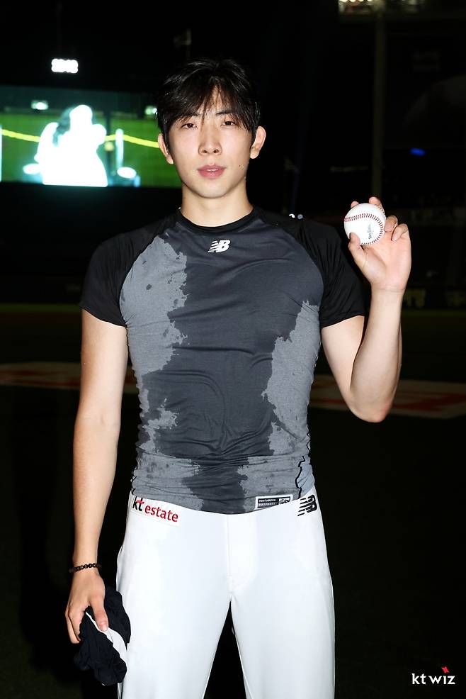 KT 위즈 오원석이 4일 잠실 두산전에서 10승을 달성한 뒤 포즈를 취하고 있다. /사진=KT 위즈 제공