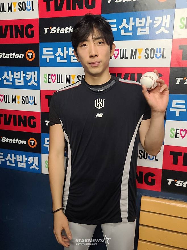 KT 위즈 오원석이 4일 잠실 두산전에서 10승을 달성한 뒤 포즈를 취하고 있다. /사진=김우종 기자