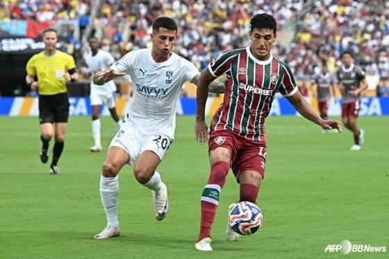 주앙 칸셀루(왼쪽)와 하비에르가 5일 오전 4시(한국시간) 미국 플로리다주 올랜도의 캠핑 월드 스타디움에서 열린 2025 국제축구연맹(FIFA) 클럽월드컵 8강 경기 중 몸 싸움을 펼치고 있다. /AFPBBNews=뉴스1