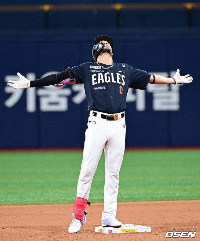 한화 리베라토가 5일 고척 키움전 9회초 2사 2루에서 역전 1타점 적시 2루타를 치고 세리머니하고 있다.