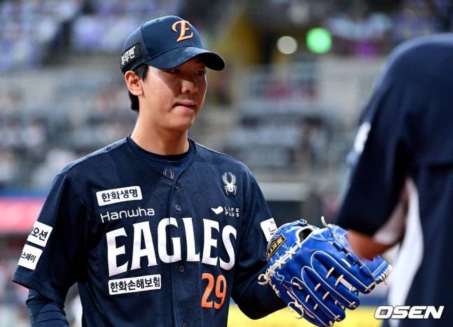 한화 황준서가 5일 고척 키움전에서 역투하고 내려왔다.