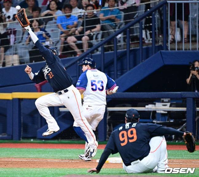 한화 선발 류현진(맨 오른쪽)이 5일 고척 키움전 5회말 2사 만루에서 키움 최주환의 내야 땅볼 때 타구를 잡아 1루로 악송구하고 있다.