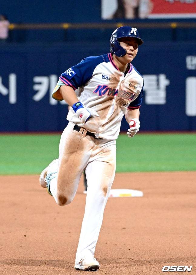 키움 어준서가 5일 고척 한화전 8회말 2사에서 동점 우월 투런포를 날리고 홈으로 향하고 있다.