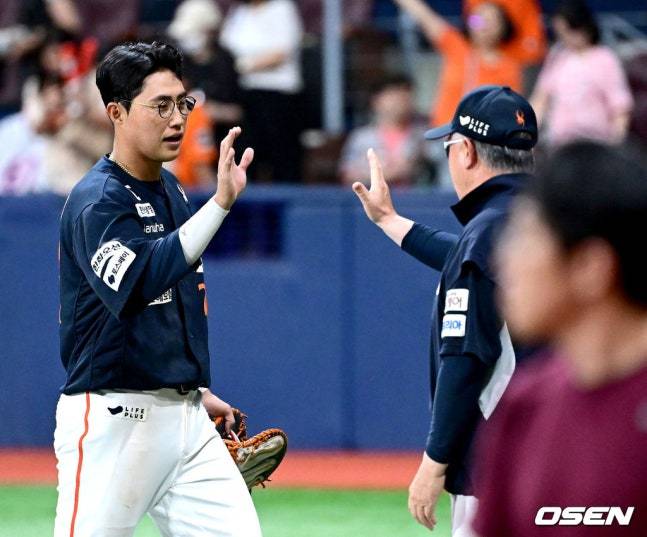 한화 채은성(왼쪽)이 5일 고척 키움전을 승리로 이끌고 김경문 한화 감독과 하이파이브를 시도하고 있다.