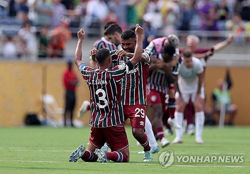 플루미넨시가 5일(한국시간) 미국 플로리다주 올랜도에 있는 캠핑 월드 스타디움에서 열린 알힐랄(사우디아라비아)과의 2025 국제축구연맹(FIFA) 클럽월드컵 8강전에서 2-1로 승리하며 준결승에 진출했다.&nbsp;  플루미넨시는 지난 2023년 32개 클럽 체제 개편 이전 클럽월드컵에서 맨체스터 시티(잉글랜드)에 이어 준우승을 차지한 뒤, 다시 결승 진출의 기회를 얻었다.&nbsp;반면 알힐랄은 아시아의 유일한 생존팀으로 4강 진출에 도전했지만, 브라질 명문 팀의 벽에 막히며 아쉽게 도전을 마무리했다.&nbsp;연합뉴스