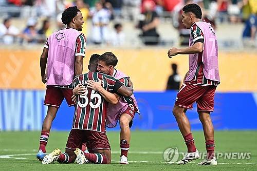 플루미넨시가 5일(한국시간) 미국 플로리다주 올랜도에 있는 캠핑 월드 스타디움에서 열린 알힐랄(사우디아라비아)과의 2025 국제축구연맹(FIFA) 클럽월드컵 8강전에서 2-1로 승리하며 준결승에 진출했다.&nbsp;  플루미넨시는 지난 2023년 32개 클럽 체제 개편 이전 클럽월드컵에서 맨체스터 시티(잉글랜드)에 이어 준우승을 차지한 뒤, 다시 결승 진출의 기회를 얻었다.&nbsp;반면 알힐랄은 아시아의 유일한 생존팀으로 4강 진출에 도전했지만, 브라질 명문 팀의 벽에 막히며 아쉽게 도전을 마무리했다.&nbsp;연합뉴스