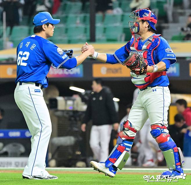 지난 4월 29일 오후 인천SSG랜더스필드에서 열린 2025 신한 SOL Bank KBO리그 삼성 라이온즈와 SSG 랜더스의 경기, 삼성 김재윤과 강민호가 경기를 승리로 장식한 뒤 세레모니를 하고 있다. 엑스포츠뉴스 DB