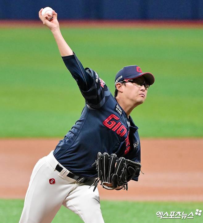 30일 오후 서울 구로구 고척스카이돔에서 열린 '2025 신한 SOL Bank KBO리그' 롯데 자이언츠와 키움 히어로즈의 경기, 1회말 롯데 선발투수 박세웅이 공을 힘차게 던지고 있다. 엑스포츠뉴스 DB