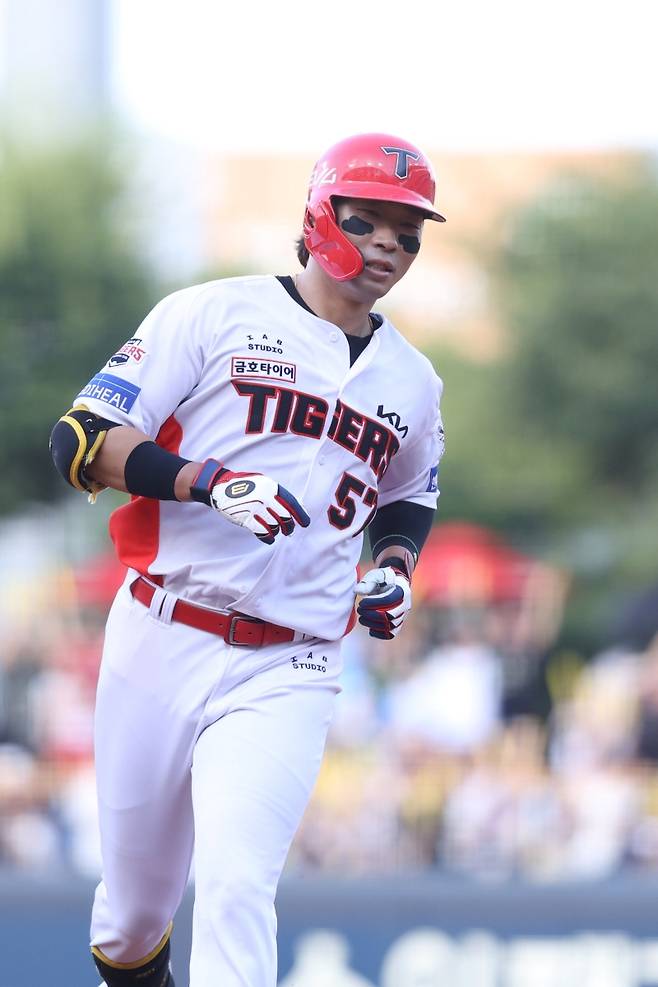 5일 오후 광주-KIA챔피언스필드에서 열린 '2025 신한 SOL Bank KBO리그' 롯데 자이언츠와 KIA 타이거즈의 경기, 1회말 무사 KIA 고종욱이 1점 홈런을 날린 뒤 그라운드를 돌고 있다. KIA 타이거즈