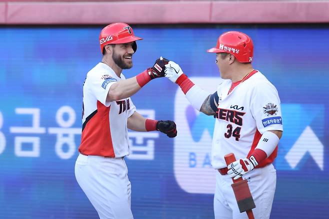 5일 오후 광주-KIA챔피언스필드에서 열린 '2025 신한 SOL Bank KBO리그' 롯데 자이언츠와 KIA 타이거즈의 경기, 1회말 1사 KIA 패트릭 위즈덤이 1점 홈런을 날린 뒤 최형우와 기쁨을 나누고 있다. KIA 타이거즈