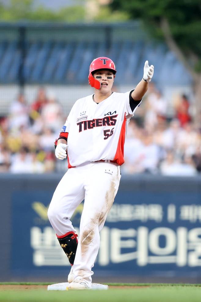 5일 오후 광주-KIA챔피언스필드에서 열린 '2025 신한 SOL Bank KBO리그' 롯데 자이언츠와 KIA 타이거즈의 경기, 5회말 무사 1, 2루 KIA 오선우가 1타점 2루타를 날린 뒤 세리머니를 하고 있다. KIA 타이거즈