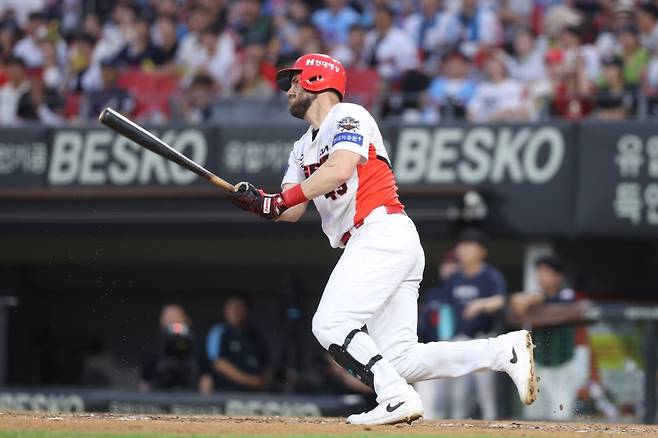 5일 오후 광주-KIA챔피언스필드에서 열린 '2025 신한 SOL Bank KBO리그' 롯데 자이언츠와 KIA 타이거즈의 경기, 5회말 1사 만루 KIA 패트릭 위즈덤이 2타점 2루타를 치고 있다. KIA 타이거즈