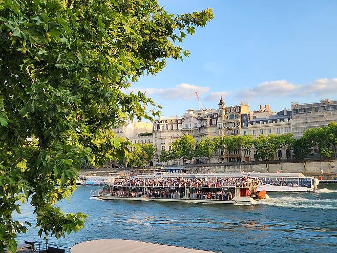 센강 지나가는 유람선 [촬영 송진원]