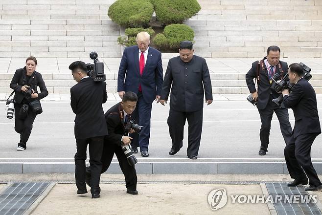 2019년 6월 30일 판문점에서 만난 트럼프와 김정은  도널드 트럼프 미국 대통령과 북한 김정은 국무위원장이 판문점 군사분계선에서 만나 함께 북측으로 넘어갔다가 남측으로 돌아오고 있다. 
[연합뉴스 사진]
