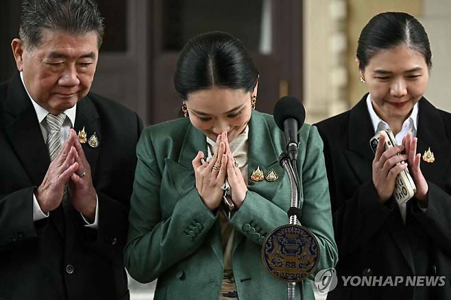 직무정지된 패통탄 태국 총리(가운데) [AFP 연합뉴스 자료사진. 재배포 및 판매 금지]