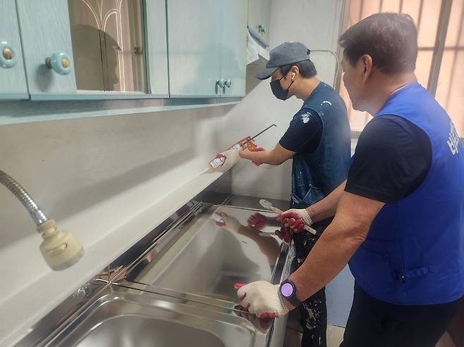 지난 3일 서울 송파구에 있는 한 한국전쟁 참전용사 집에 새 싱크대 설치하는 바르게살기운동 회원들의 모습 [촬영 홍준석]