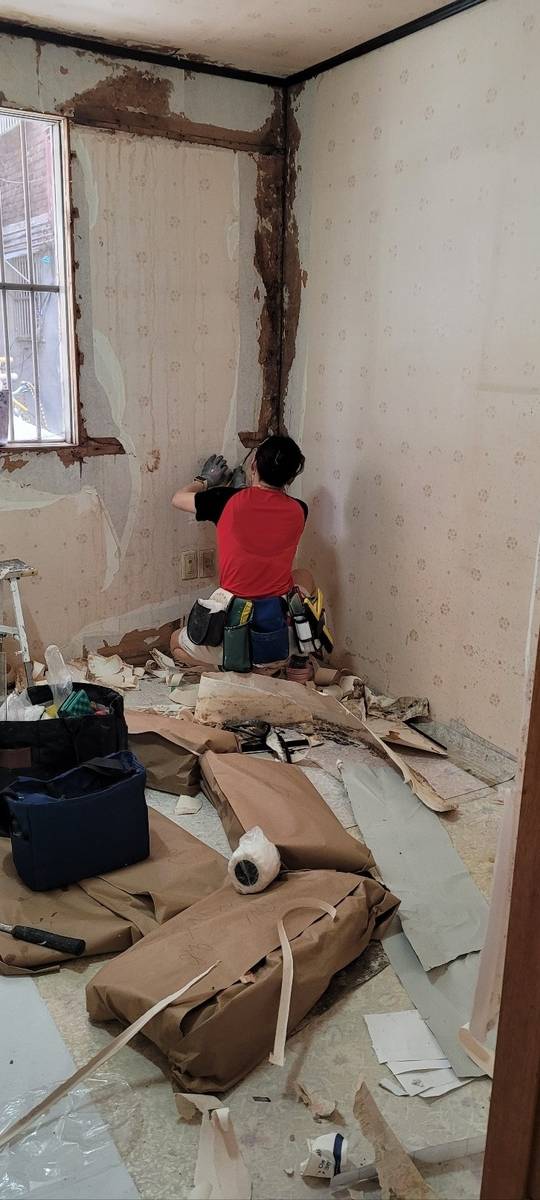 지난 1일 서울 송파구에 있는 한 한국전쟁 참전용사 집 벽지 뜯어내고 청소하는 바르게살기운동 회원들의 모습 [독자 제공. 재판매 및 DB 금지]