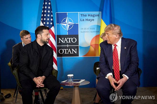 지난 6월 25일 헤이그에서 만난 트럼프와 젤렌스키 [AFP=연합뉴스 자료사진. 재판매 및 DB 금지]