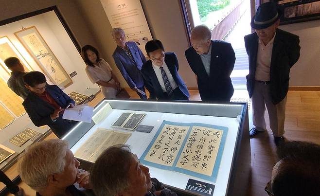 사도세자 친필 보는 관람객들 [구미성리학역사관 제공. 재판매 및 DB 금지]