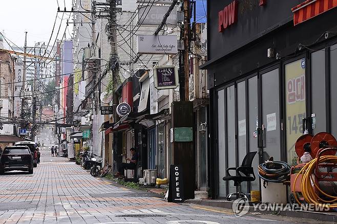경기 침체에 치솟는 은행 연체율…가계·자영업자 11년만에 최고 (서울=연합뉴스) 윤동진 기자 = 심각한 내수 부진 속에 한국 경제 침체의 골이 깊어지면서 은행에서 빌린 돈을 갚지 못하는 한계 기업과 가계가 빠르게 늘어나고 있다. 이미 올해 들어 5개월 사이 기업·가계 연체율이 높게는 0.2%포인트(p) 이상 뛰었다. 특히 가계와 개인사업자(자영업자) 대출의 부실 지표는 11년 만에 가장 높은 수준까지 치솟은 상태다. 사진은 16일 서울의 한 골목상권. 2025.6.16 mon@yna.co.kr