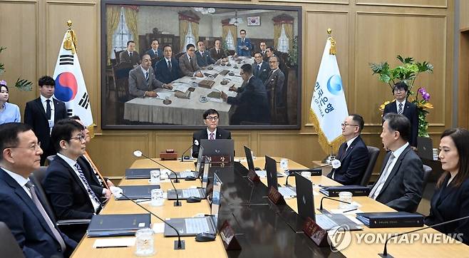 한국은행 금융통화위원회  (서울=연합뉴스) 이창용 한국은행 총재가 29일 서울 중구 한국은행에서 열린 금융통화위원회를 주재하고 있다. 2025.5.29 [사진공동취재단] photo@yna.co.kr